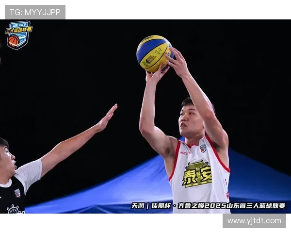 中国篮球队逆袭战胜美国队，成功晋级国际赛决赛，展现强劲实力